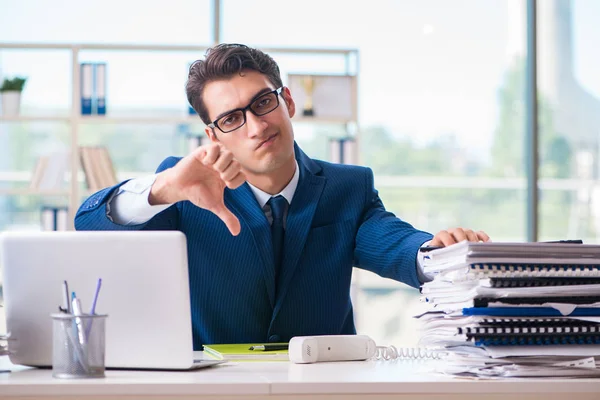 Zakenman werkzaam in het kantoor — Stockfoto