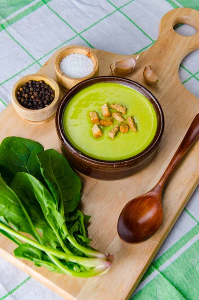 Spinach soup served on wooden board — Stock Image Spinach soup served on wooden board Stock Picture