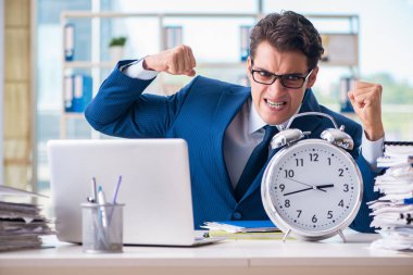 Devasa saati olan bir iş adamı teslim tarihlerine yetişemiyor.