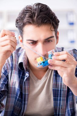 profesyonel tamirci atölyede bilgisayar tamir ediyor.