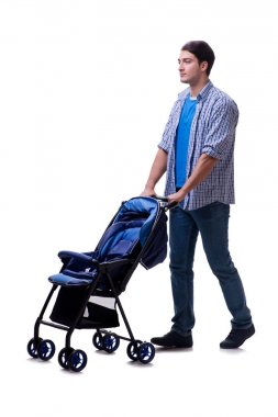 Küçük bebek arabası olan genç baba beyazlara izole edilmiş.