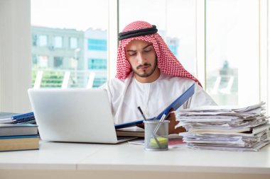 Ofiste çalışan Arap işadamı.