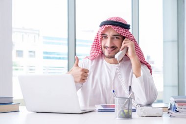 Ofiste çalışan Arap işadamı.