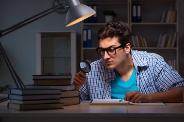 Sınavlara hazırlanan öğrenci gece geç saatte evde olacak.