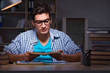 Sınavlara hazırlanan öğrenci gece geç saatte evde olacak.