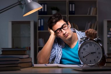 Sınavlara hazırlanan öğrenci gece geç saatte evde olacak.