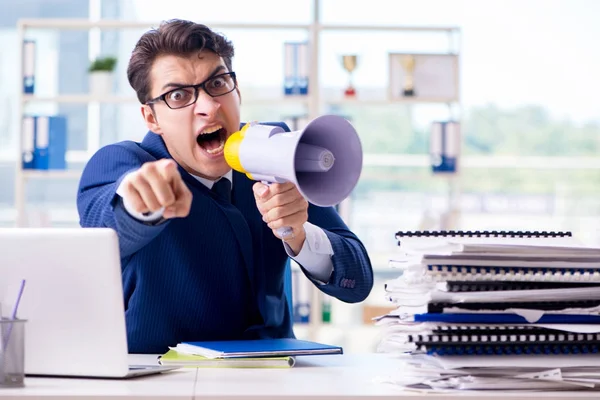 Homem de negócios agressivo irritado com altifalante bullhorn no escritório — Fotografia de Stock