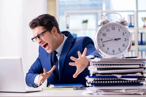 Homme d'affaires avec horloge géante ne parvient pas à respecter les délais et missi — Photo