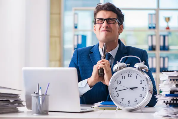 Stressad affärsman tänker på självmord på grund av överdriven worklo — Stockfoto