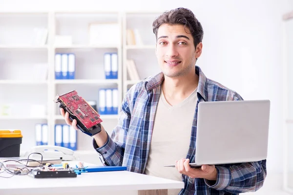 Professional repairman repairing computer in workshop — Stock Photo, Image