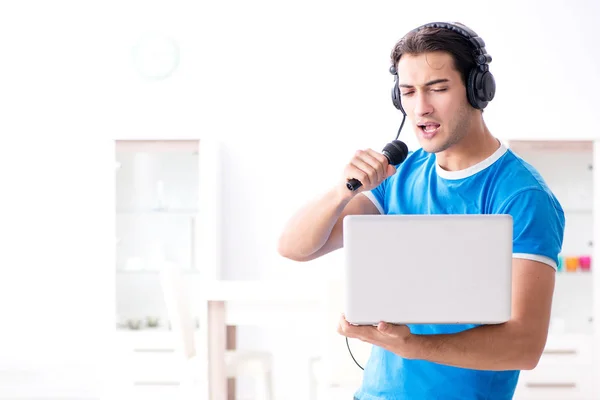 Jovem cantando em casa karaoke — Fotografia de Stock