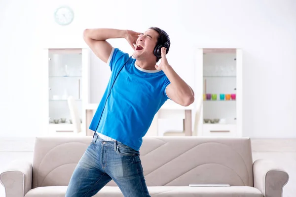 Joven cantando en casa karaoke —  Fotos de Stock