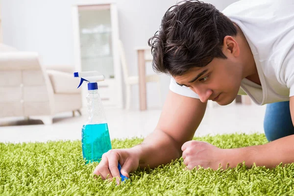 Νεαρός σύζυγος καθαρίζει το πάτωμα στο σπίτι — Φωτογραφία Αρχείου