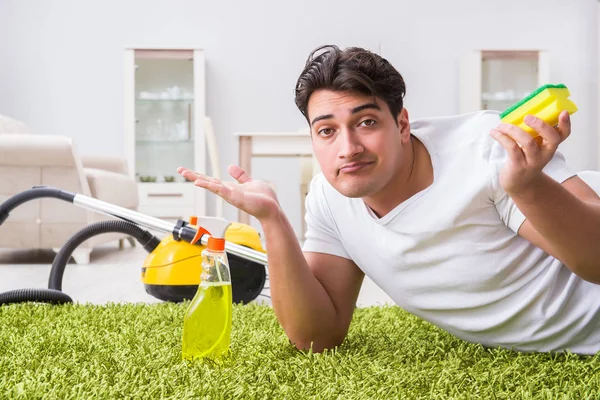 Suami muda membersihkan lantai di rumah — Stok Foto