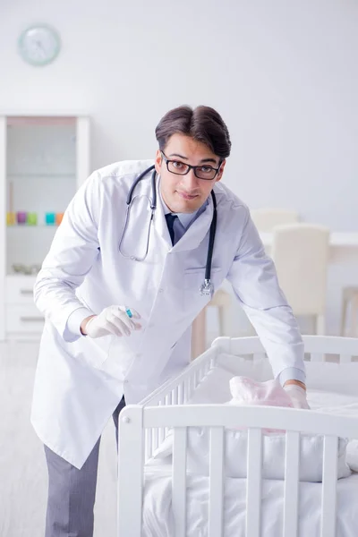 Γιατρός προετοιμασία για το μωρό εμβολιασμό — Φωτογραφία Αρχείου