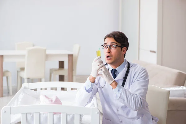 Médico preparándose para la vacunación del bebé — Foto de Stock