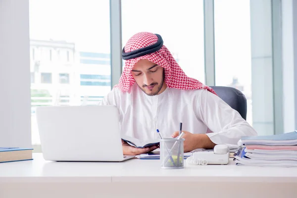 Araber forretningsmand arbejder på kontoret - Stock-foto