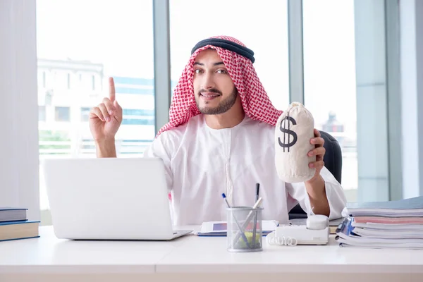 Homme d'affaires arabe travaillant dans le bureau — Photo