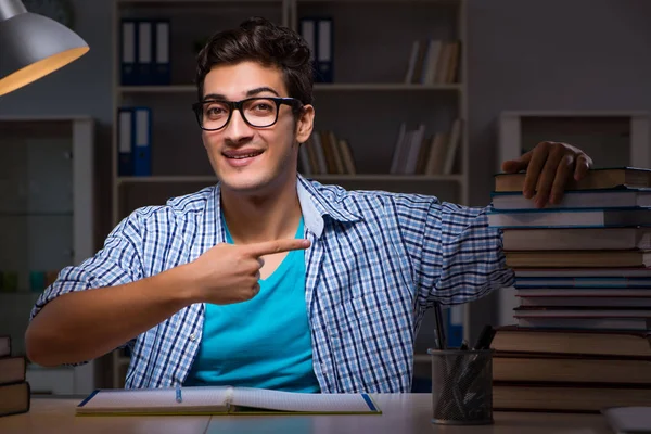 Étudiant se préparant pour les examens tard dans la nuit à la maison — Photo