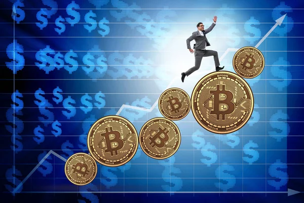 Podnikatel v konceptu zvýšení ceny bitcoinů — Stock fotografie