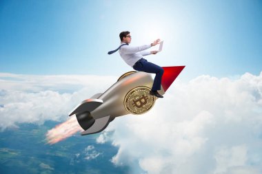 Bitcoin fiyatında roketle uçan işadamı yükselen konsept