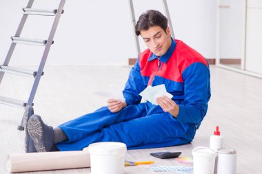 Boyama işi için renkleri eşleştirmeye çalışan genç ressam