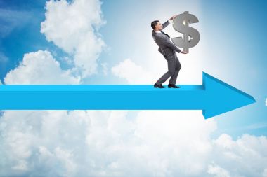 Parası olan bir işadamı ok işaretinde yürüyor.