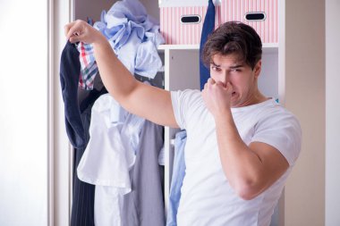 Karısından ayrıldıktan sonra kirli giysileri olan çaresiz bir adam.