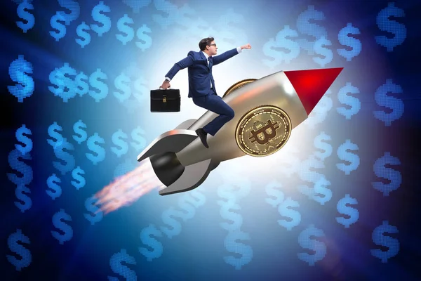Zakenman vliegen op raket in Bitcoin prijs stijgende concept — Stockfoto