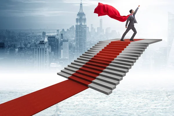 Superhéroe hombre de negocios subir escaleras de alfombra roja — Foto de Stock