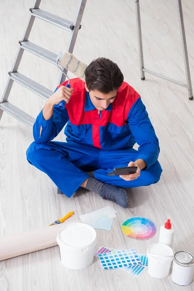 Молодий художник намагається збігатися кольорів для роботи над живописом — стокове фото