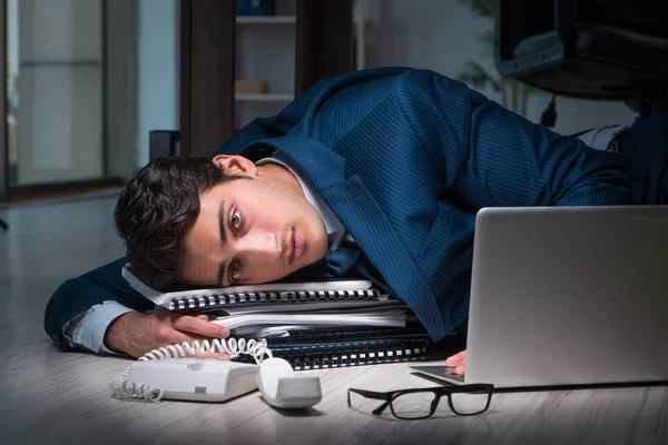 Empresario trabajando horas extras largas horas tarde en la oficina — Foto de Stock