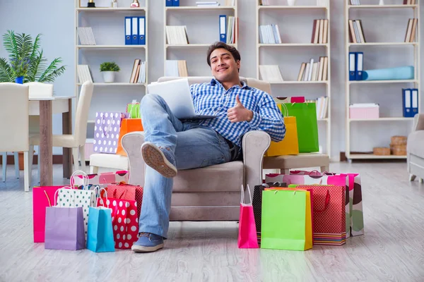 Jeune homme après des achats excessifs à la maison — Photo