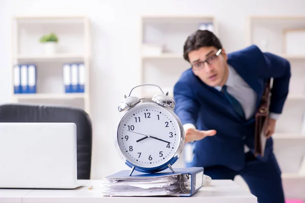 Empresário com pressa tentando cumprir prazo — Fotografia de Stock