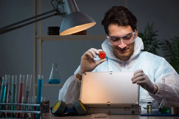 Geneesmiddelenonderzoeker werkzaam in het lab — Stockfoto