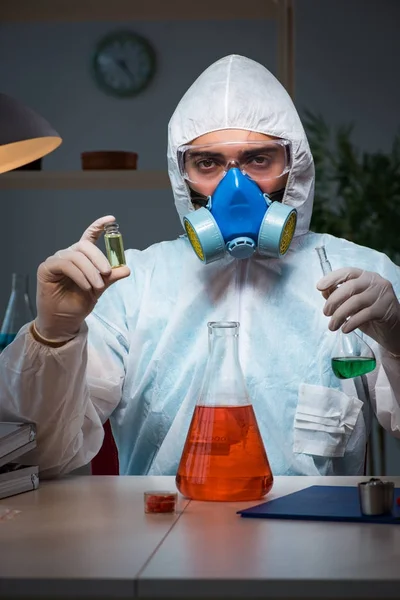 Geneesmiddelenonderzoeker werkzaam in het lab — Stockfoto