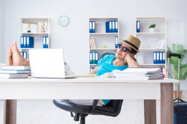 İş adamı ofiste tatile hazırlanıyor.