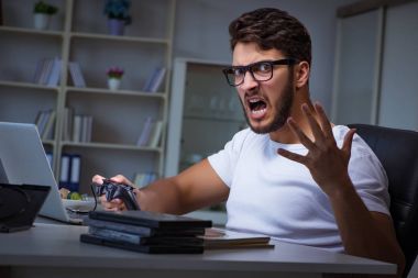 Genç adam ofiste saatlerce oyun oynuyor.