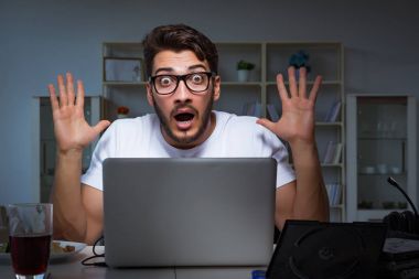 Genç adam fazla mesai yapmak için geç saatlere kadar ofiste kalıyor.