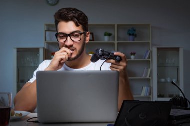 Genç adam ofiste saatlerce oyun oynuyor.