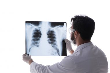 Röntgen görüntülerine bakan genç doktor beyazda izole edilmiş.