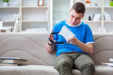 sanal gözlüklü genç adam