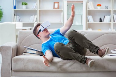 sanal gözlüklü genç adam