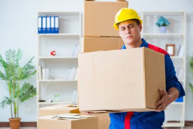 Genç adam gidilecek yer hizmetleri kutuları ile çalışma