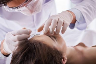 Polis morgdaki cesedi inceliyor.