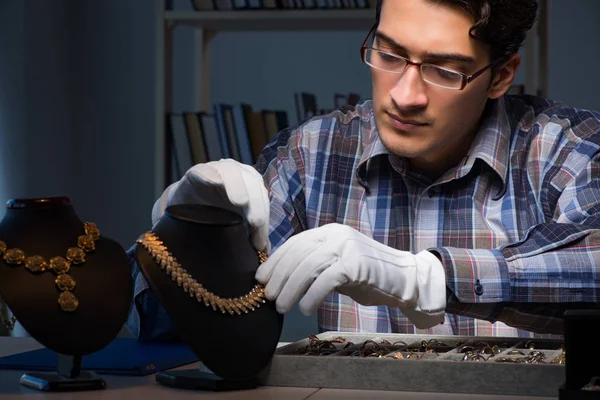 Junger Juwelier arbeitet nachts in seiner Werkstatt — Stockfoto