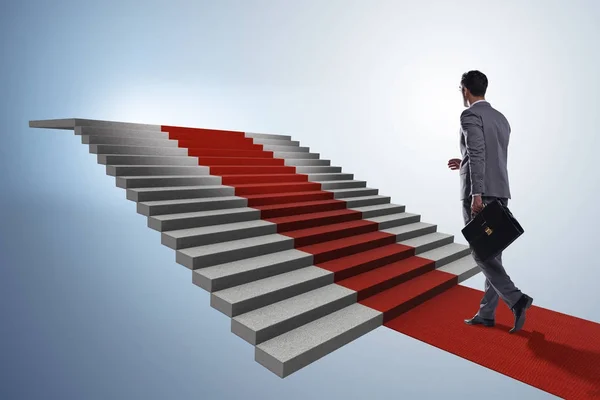Νεαρός επιχειρηματίας ανεβαίνει σκάλες και κόκκινο χαλί — Φωτογραφία Αρχείου