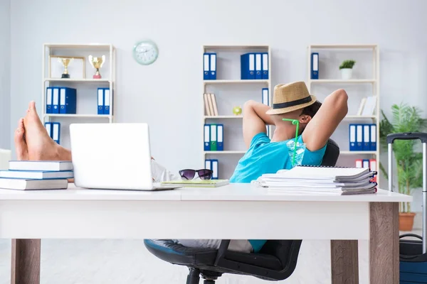 Homme d'affaires se préparant pour les vacances dans le bureau — Photo