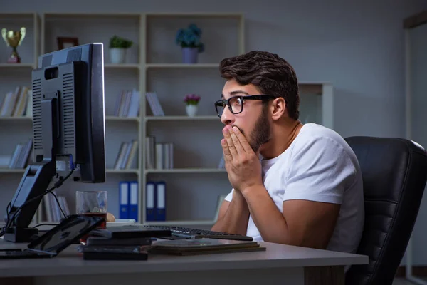 Joven que se queda hasta tarde en la oficina para hacer horas extras —  Fotos de Stock