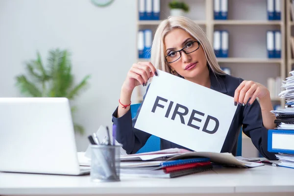 Geschäftsfrau mit Botschaft im Büro am Schreibtisch — Stockfoto